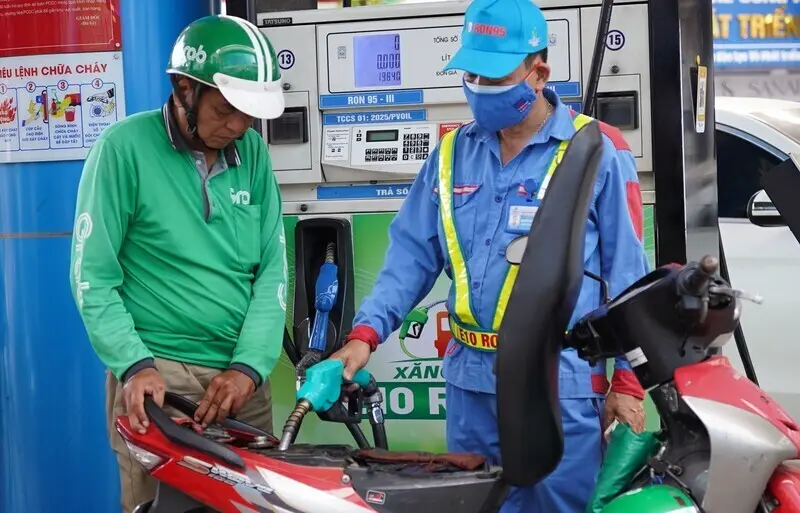 người dân đổ xăng sinh học E10 tại trạm